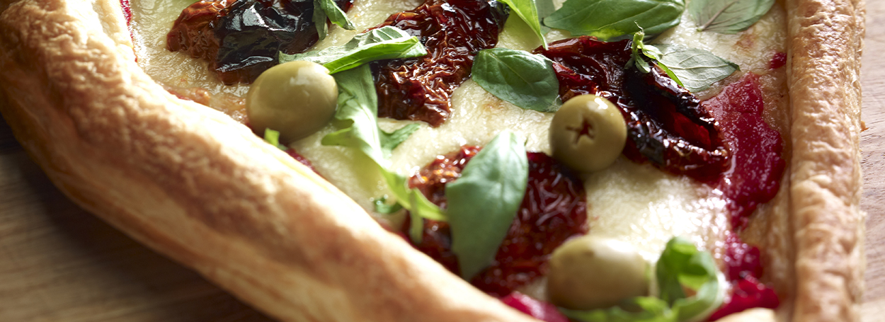 Focaccia salata con pomodori secche e olive verdi Focaccia salata con pomodori secche e olive verdi